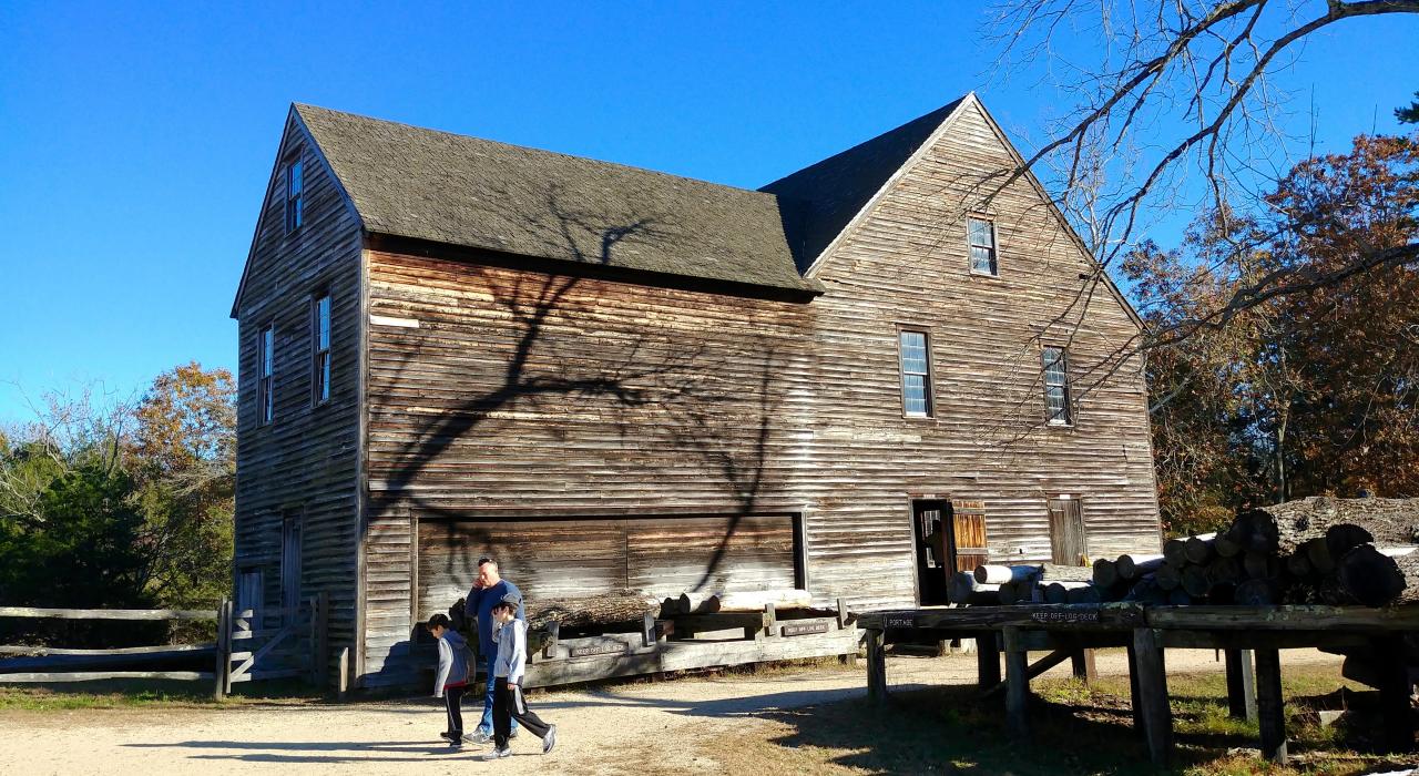 探索新泽西州哈蒙德的巴茨托村的一家人