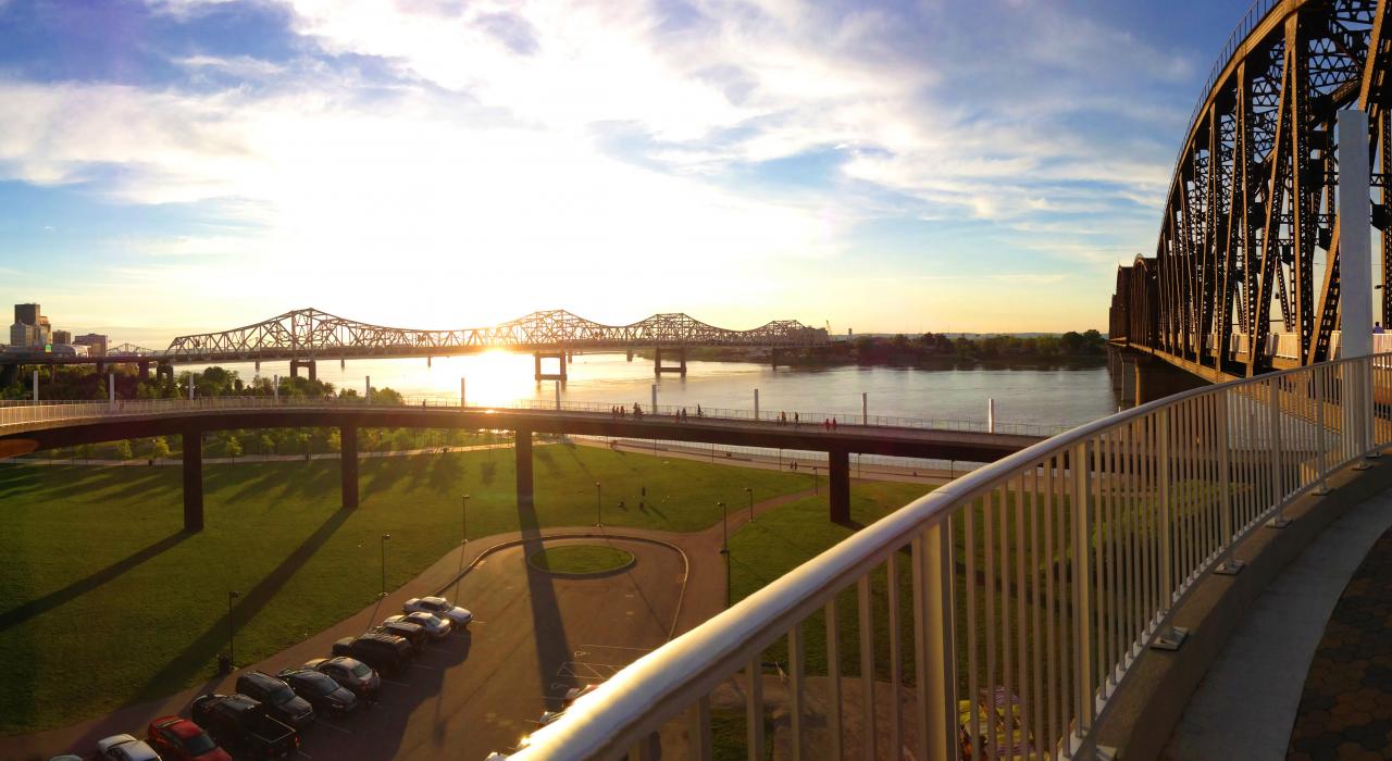 跨越肯塔基州路易维尔俄亥俄河四巨头人行桥 (Big Four Bridge) 的日落美景