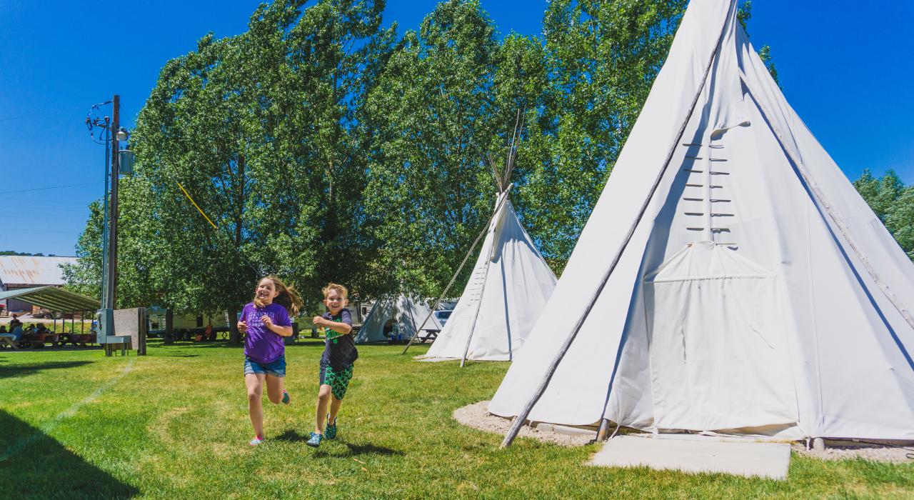 一家人在爱达荷州奥拿塔温泉城安营扎寨