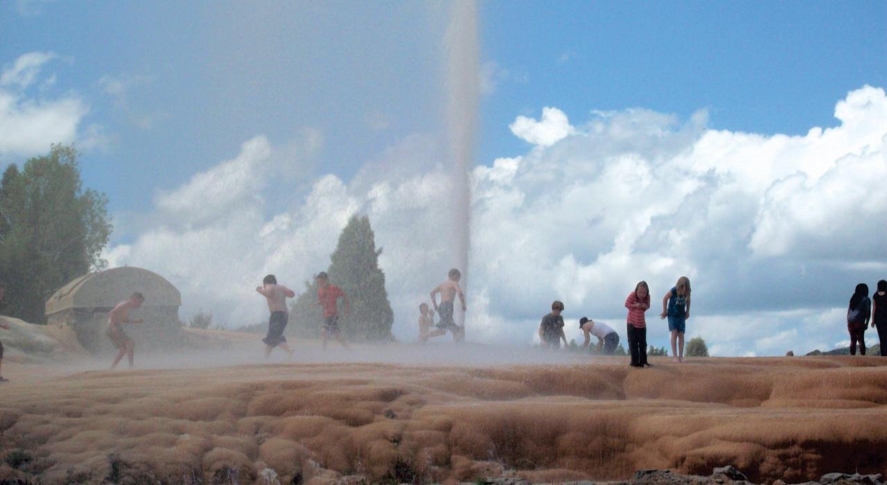 爱达荷州苏打斯普林斯间歇泉玩耍的孩童