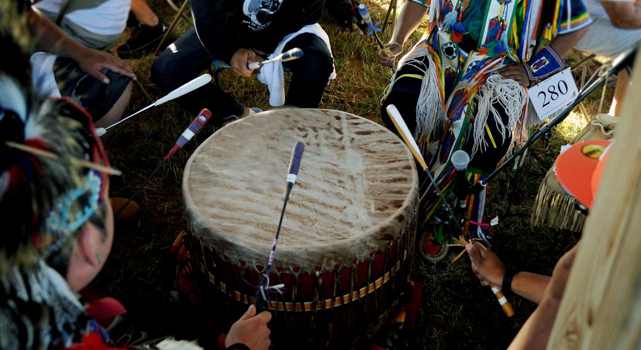 齐佩瓦族印第安人索特部落演奏传统鼓乐