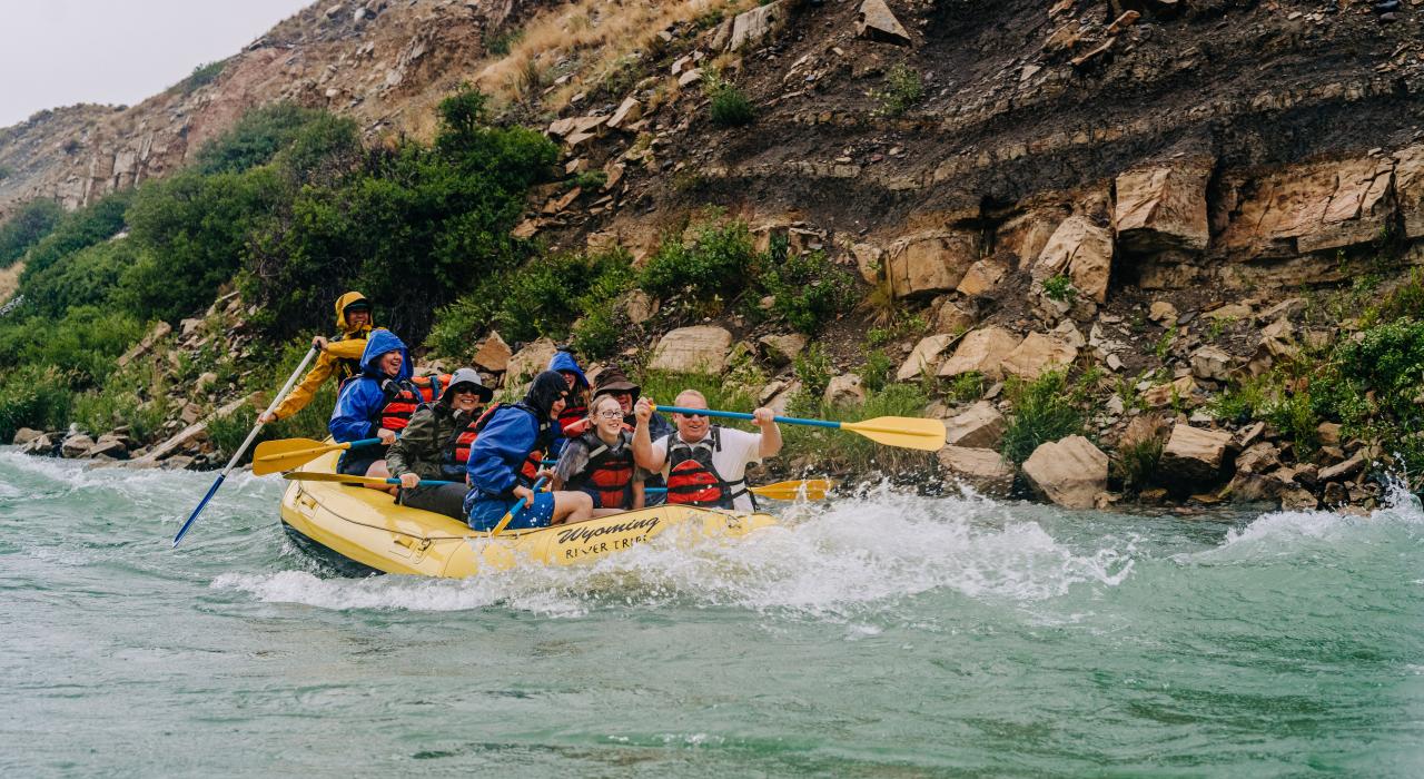 在肖松尼河 (Shoshone River) 下游的白水漂流中享受高能乐趣