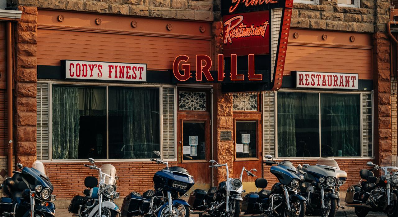 “野牛比尔”的伊尔玛酒店 (Irma Hotel) 外的复古标志牌