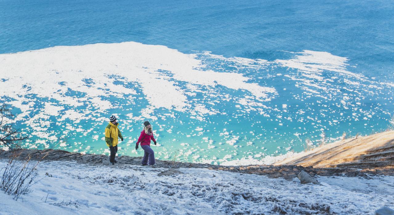 沿着睡熊沙丘国家湖岸的金字塔点步道开启冬日徒步之旅
