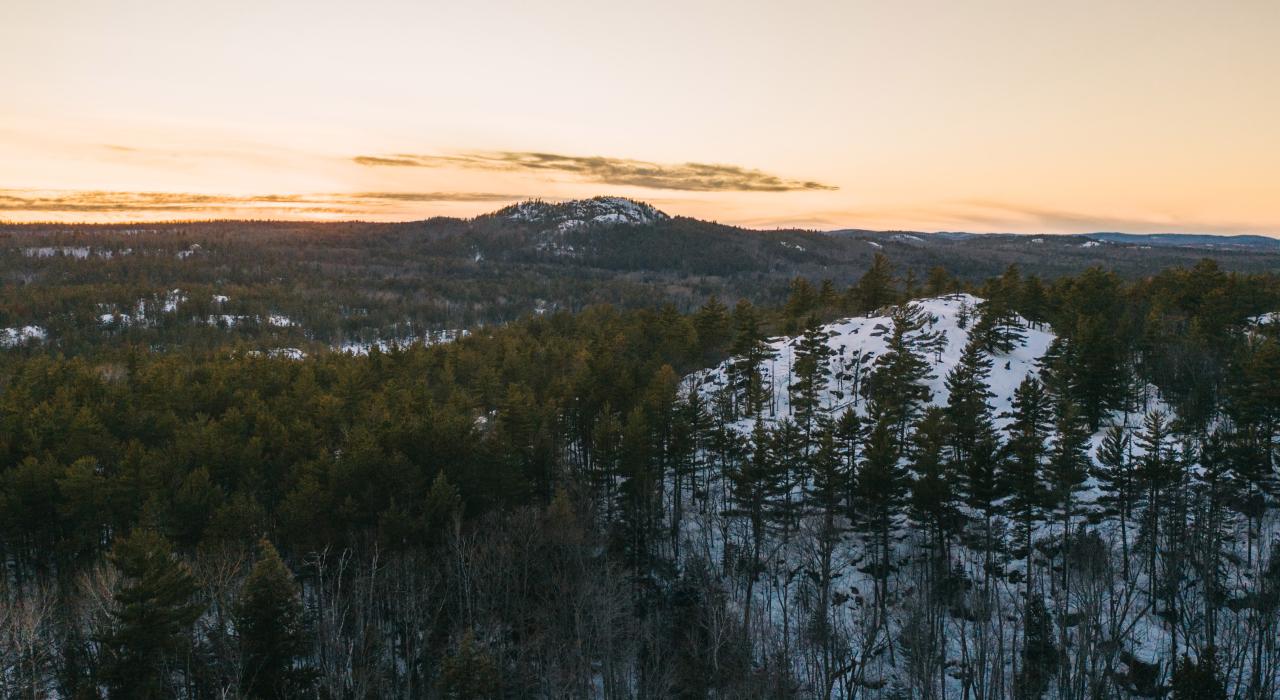 ホグバック山とその周辺の大自然の雪景色
