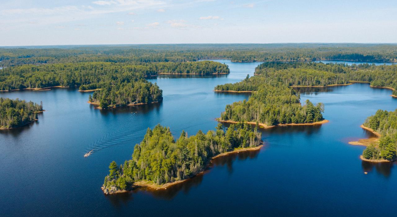イシュペンミング近くのグリーンウッド貯水池に点在する島々
