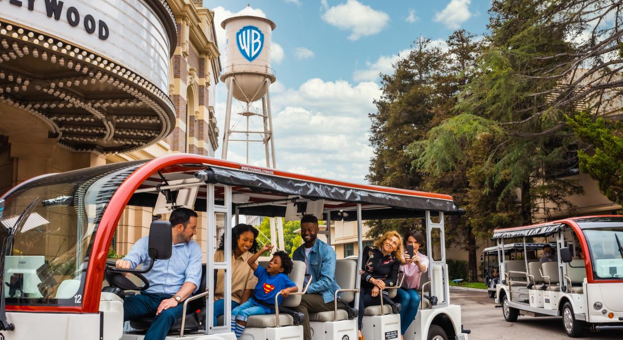 跟随导游参观华纳兄弟工作室的外景场地