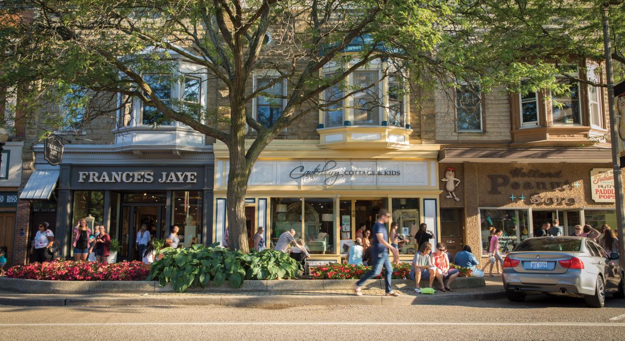 市中心迷人街道的两旁各具特色的精品店