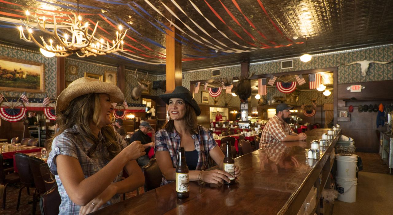 在伊尔玛酒店 (Irma Hotel) 品尝带有西方装饰的当地啤酒