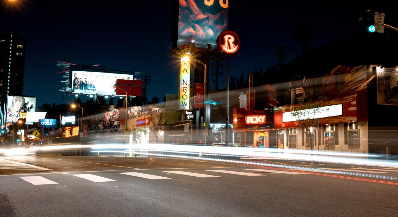 日落大道夜总会外的霓虹灯光芒闪烁