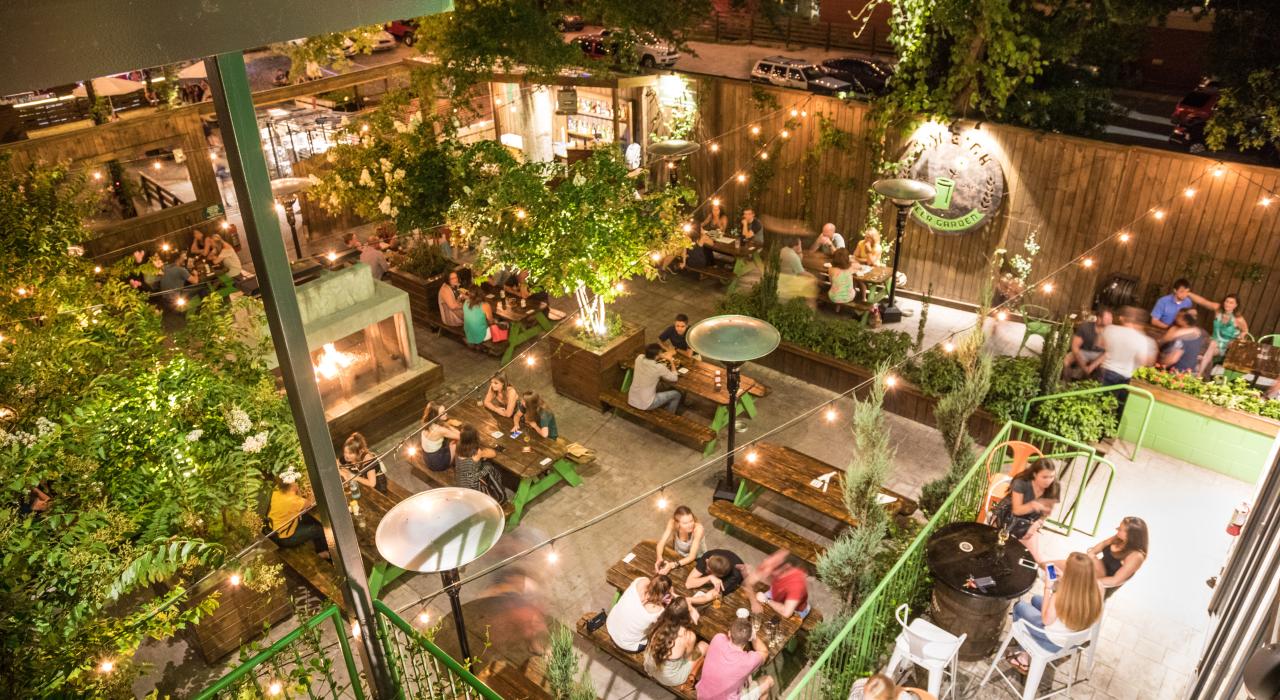 罗利啤酒园热火朝天的晚餐服务