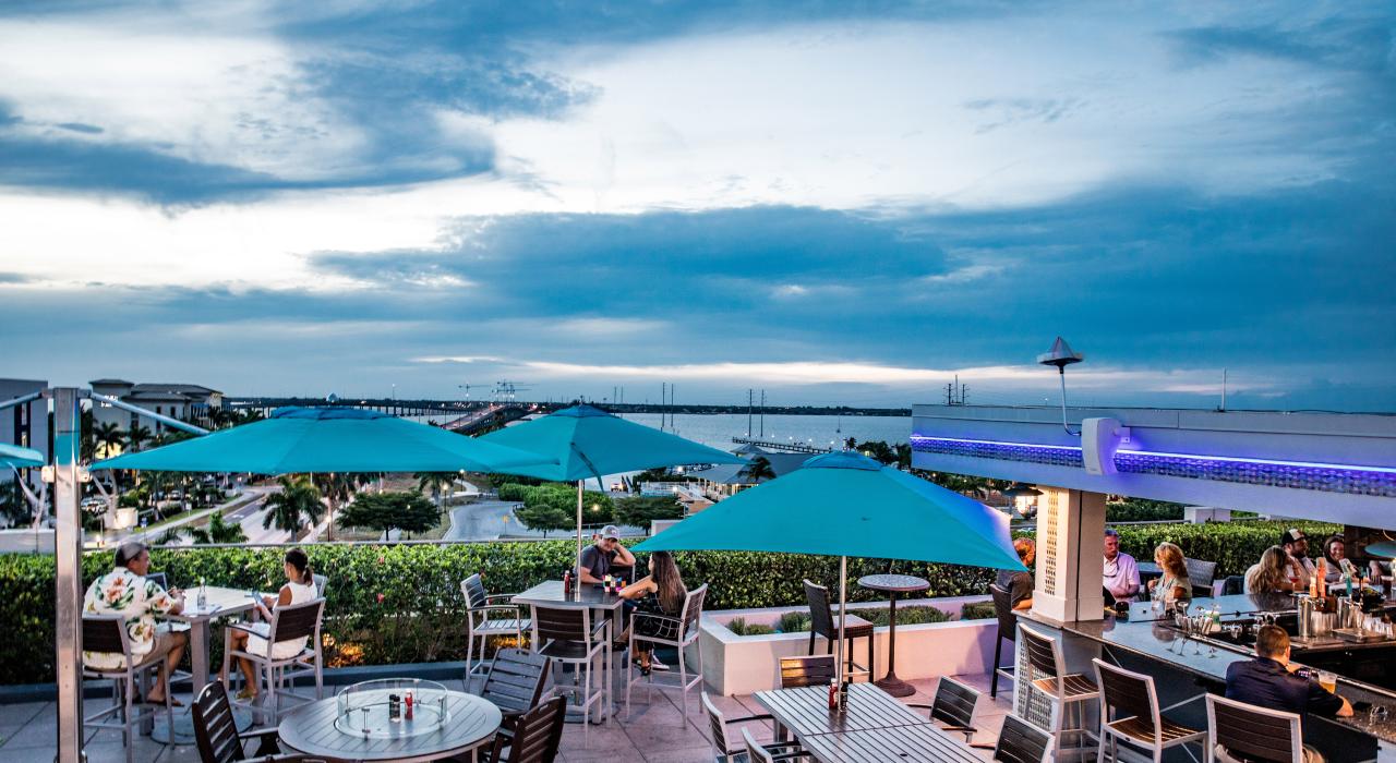 从蓬塔戈尔达的 Perch 360 屋顶餐厅俯瞰皮斯河