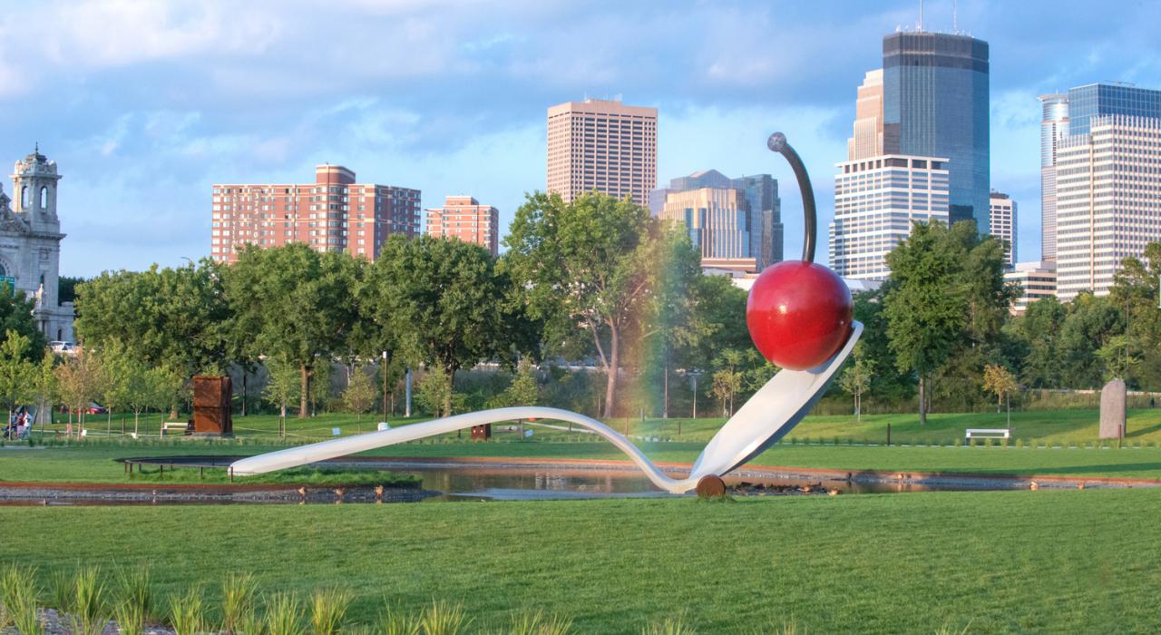 明尼苏达州明尼阿波利斯雕塑公园中克拉斯·奥尔登堡和库斯耶·范布鲁根共同完成的汤匙桥与樱桃雕塑