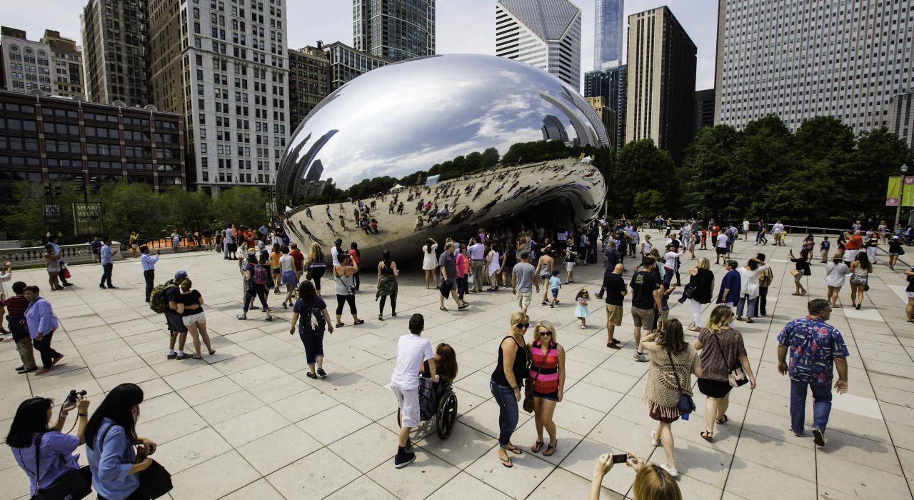 在伊利诺伊州芝加哥千禧公园的“豆子”雕塑前拍照