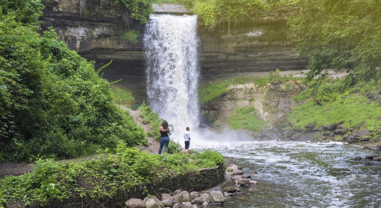 在明尼阿波利斯的明尼哈哈瀑布与明尼哈哈地区公园摄影留念