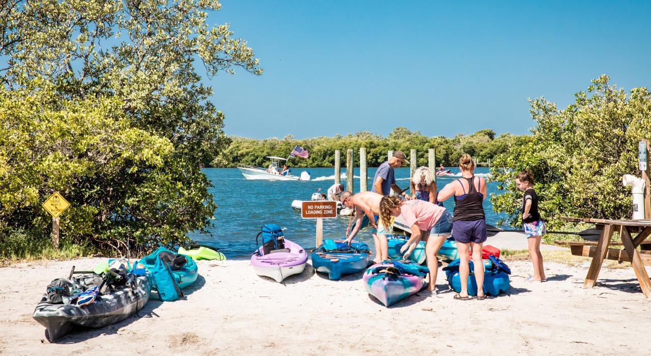 一群人在唐佩德罗岛州立公园准备开始皮划艇之旅