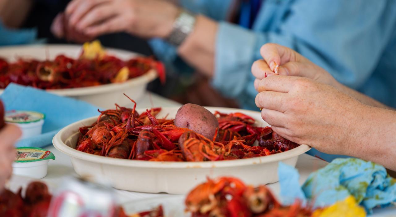 食客享用广受欢迎的当地传统美食水煮小龙虾
