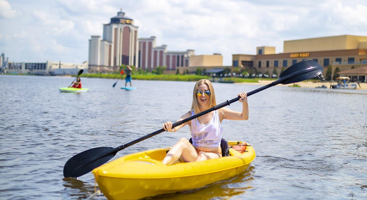 在 Contraband 河口泛舟观景