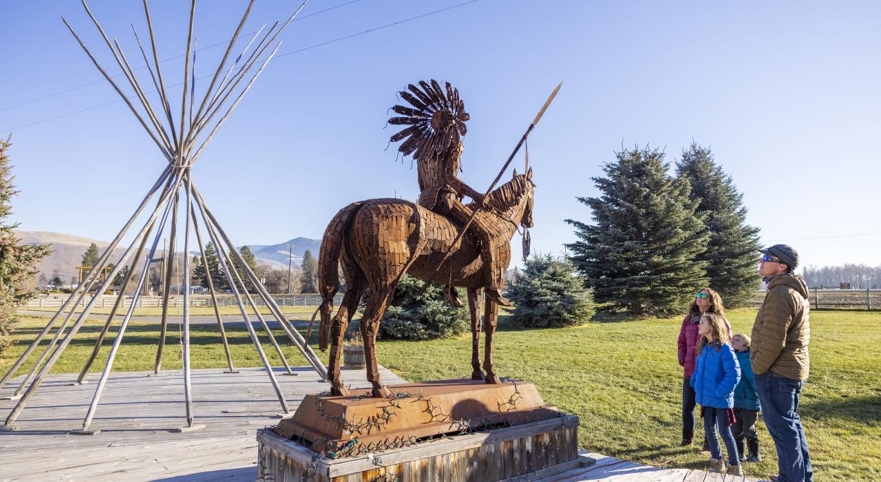 一家人在霍尔特遗产博物馆欣赏户外雕塑