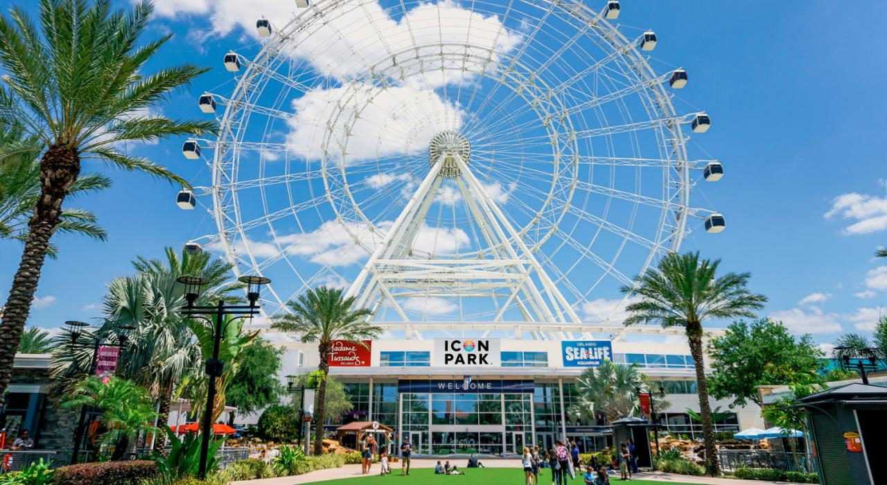 在风和日丽的一天乘坐佛罗里达州奥兰多 ICON 公园摩天轮