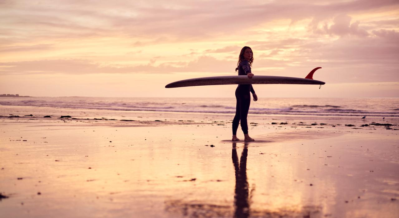 Surfista en la playa de Biddeford, Maine