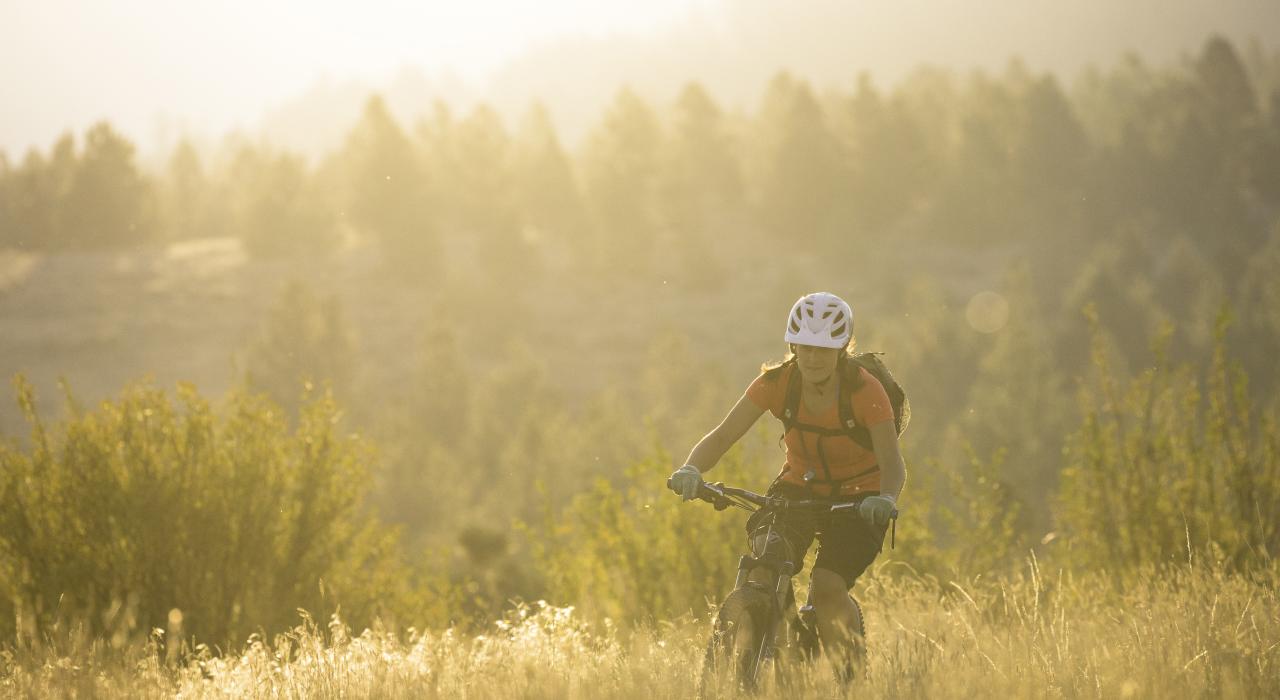 在景致迷人的比特鲁特谷中骑行的车手