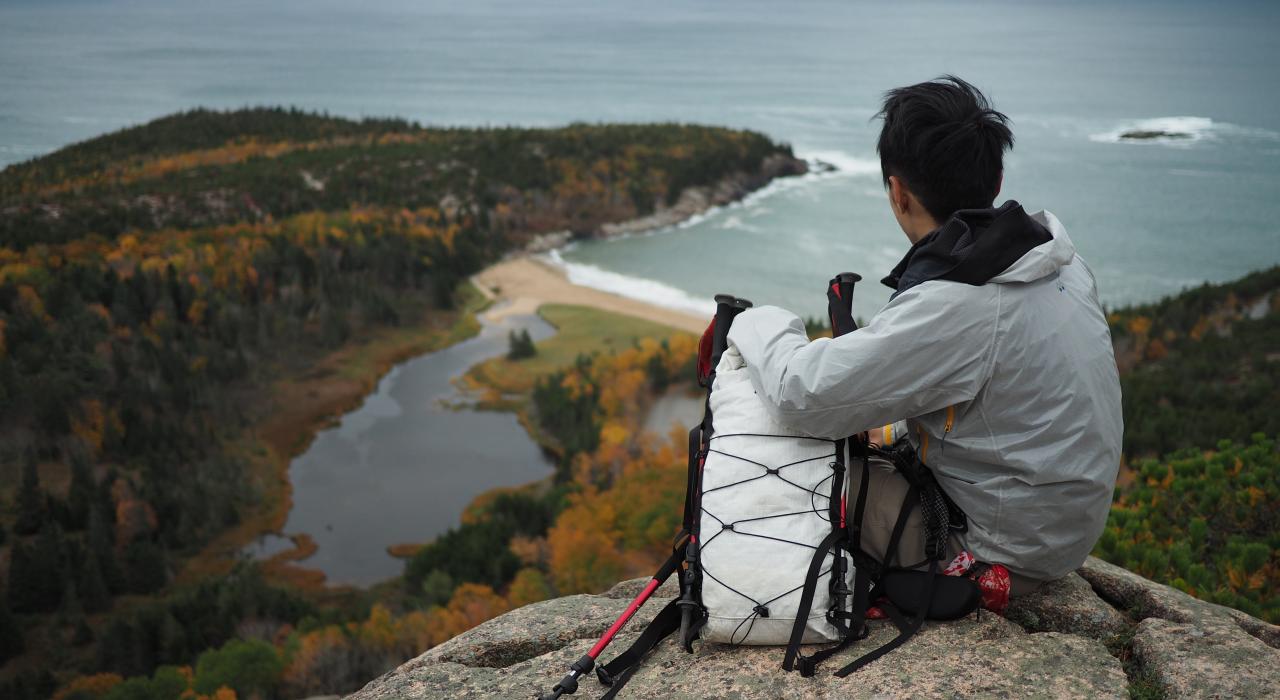 Excursionistas apreciando la vista en el Acadia National Park, Maine