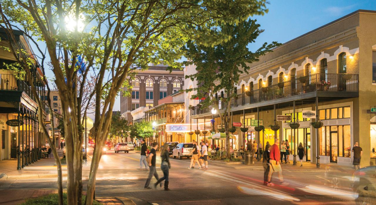 夜游彭萨科拉市中心的 Palafox 街