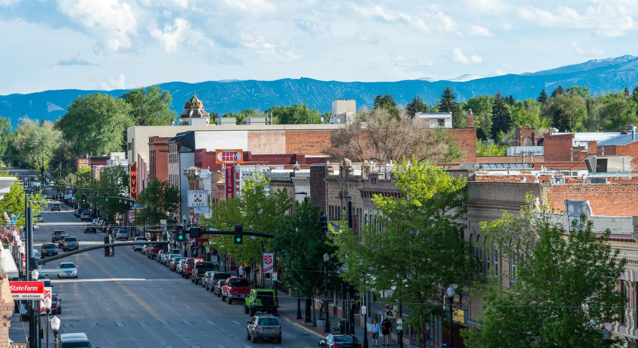市中心历史悠久，拥有数十家商店、餐厅和画廊