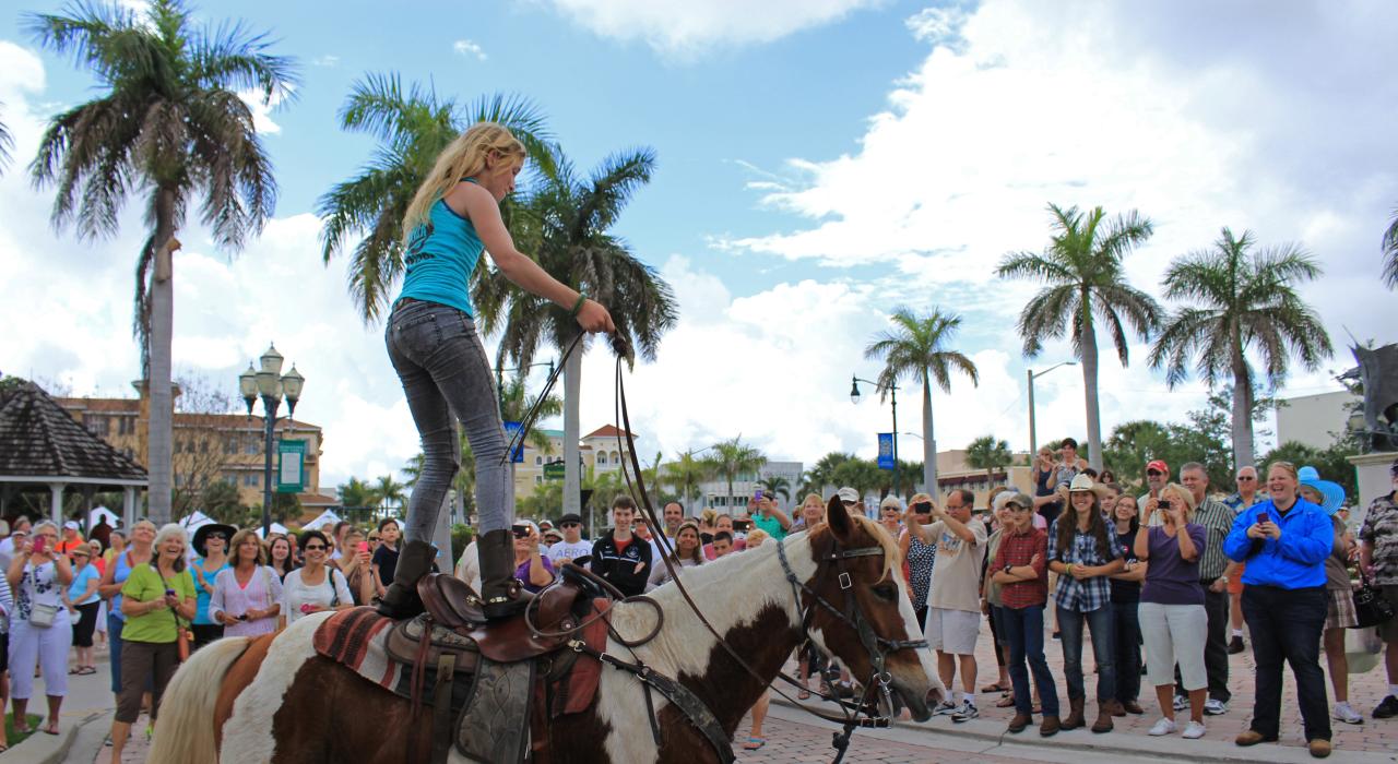 迎接完成佛罗里达怪客小道骑马跨州活动的骑手