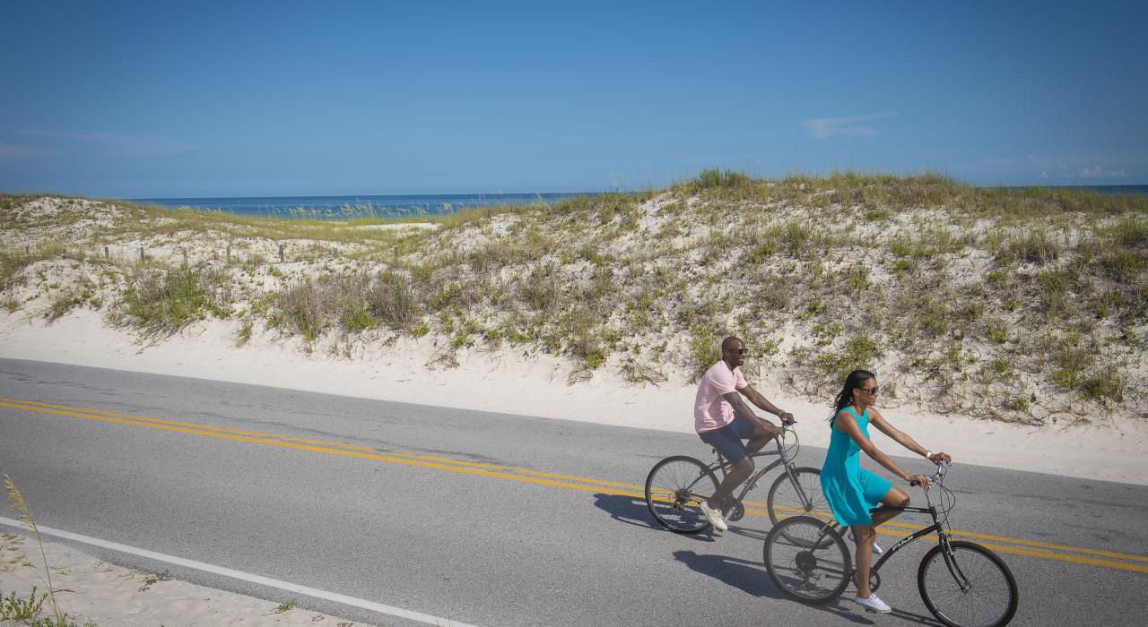 在波地多岛的海湾群岛国家海滨沿岸骑行