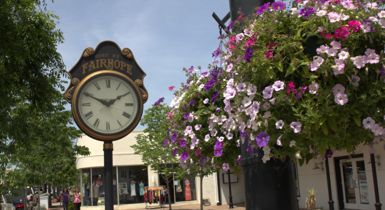 阿拉巴马州费尔霍普一条迷人的街道上，时钟与鲜花装饰