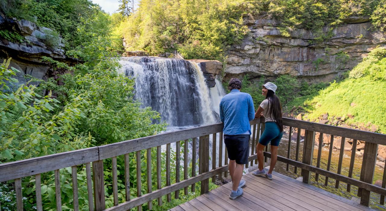西弗吉尼亚州黑水瀑布州立公园的同名水景俯视图