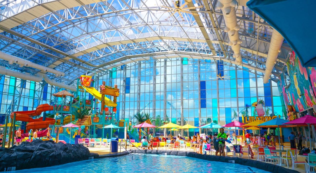 阿拉巴马州弗利，OWA Amusement Park 公园的 Tropic Falls 室内水上公园