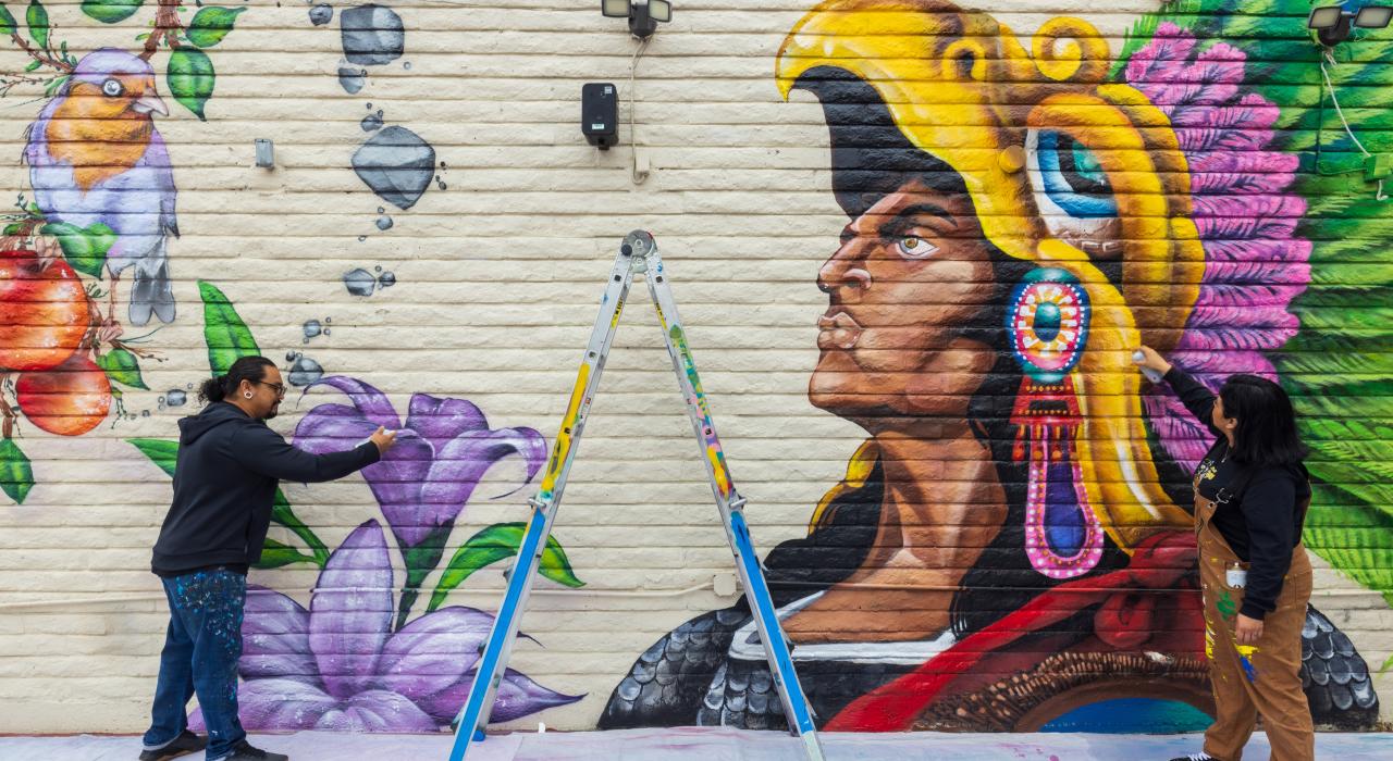 艺术家们在圣安娜市中心创作新的壁画