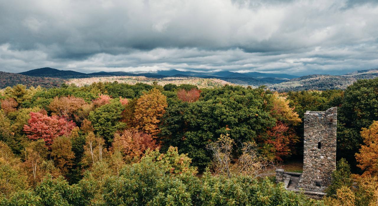 佛蒙特州蒙彼利埃哈伯德公园里的树木染上了秋色 佛蒙特州蒙彼利埃哈伯德公园里的树木染上了秋色