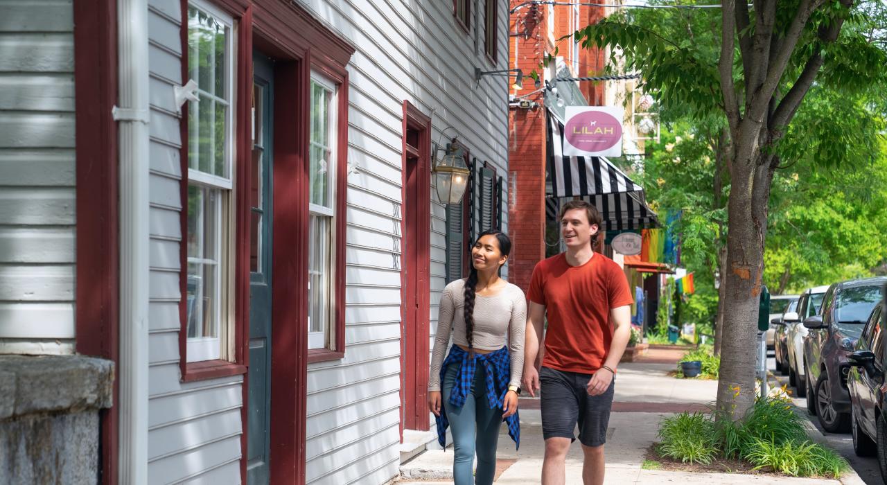 行人穿过西弗吉尼亚州谢泼兹敦镇中心