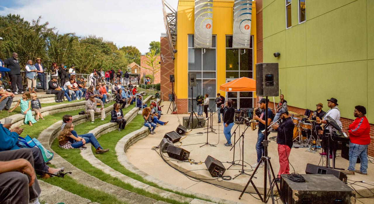 Soulsville USA Festival 音乐节上观赏现场音乐演出的人们