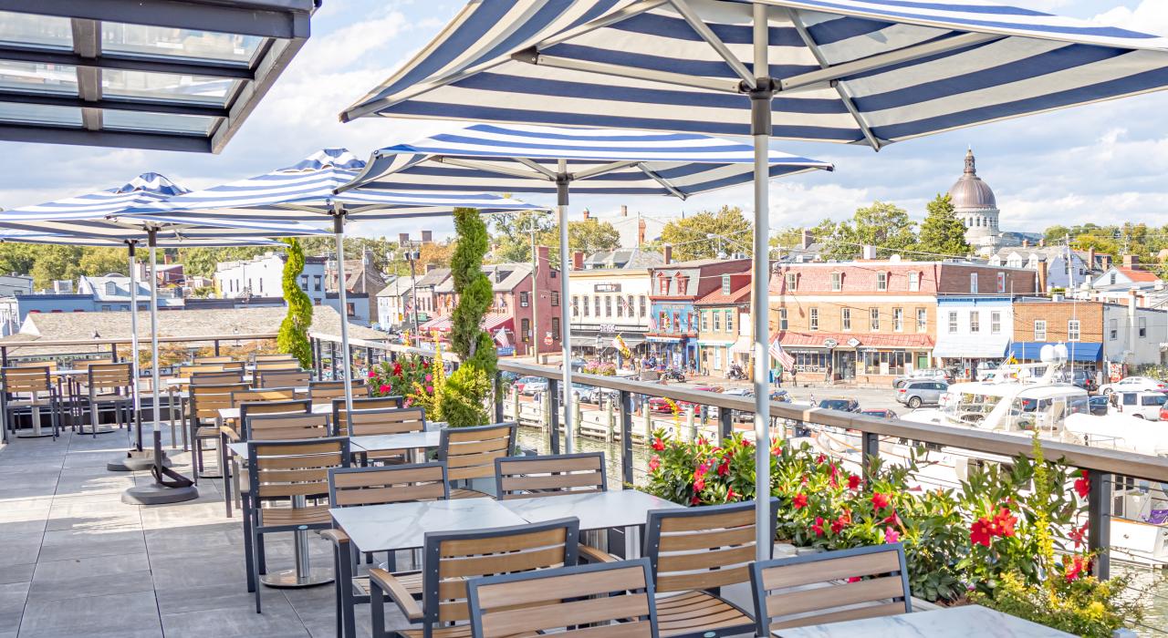在马里兰州安纳波利斯的 The Choptank 餐厅屋顶可欣赏到安纳波利斯市码头的美景