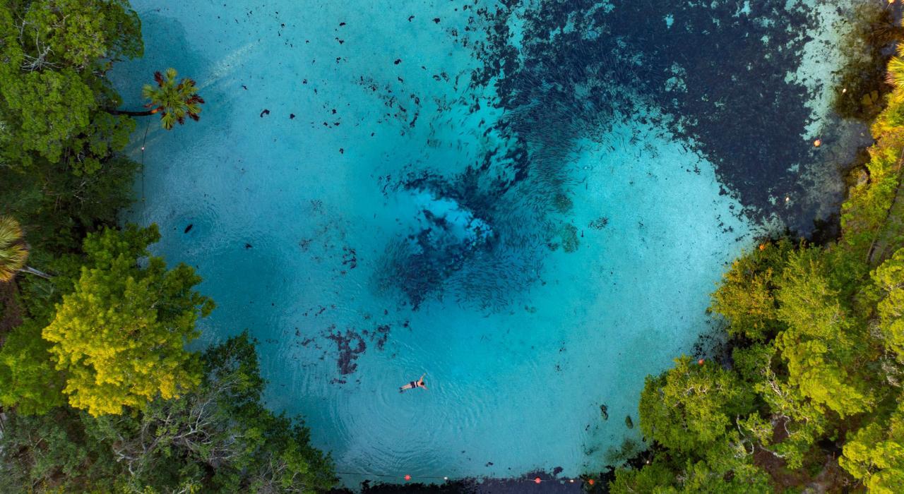 银谷泉的蔚蓝水域鸟瞰图