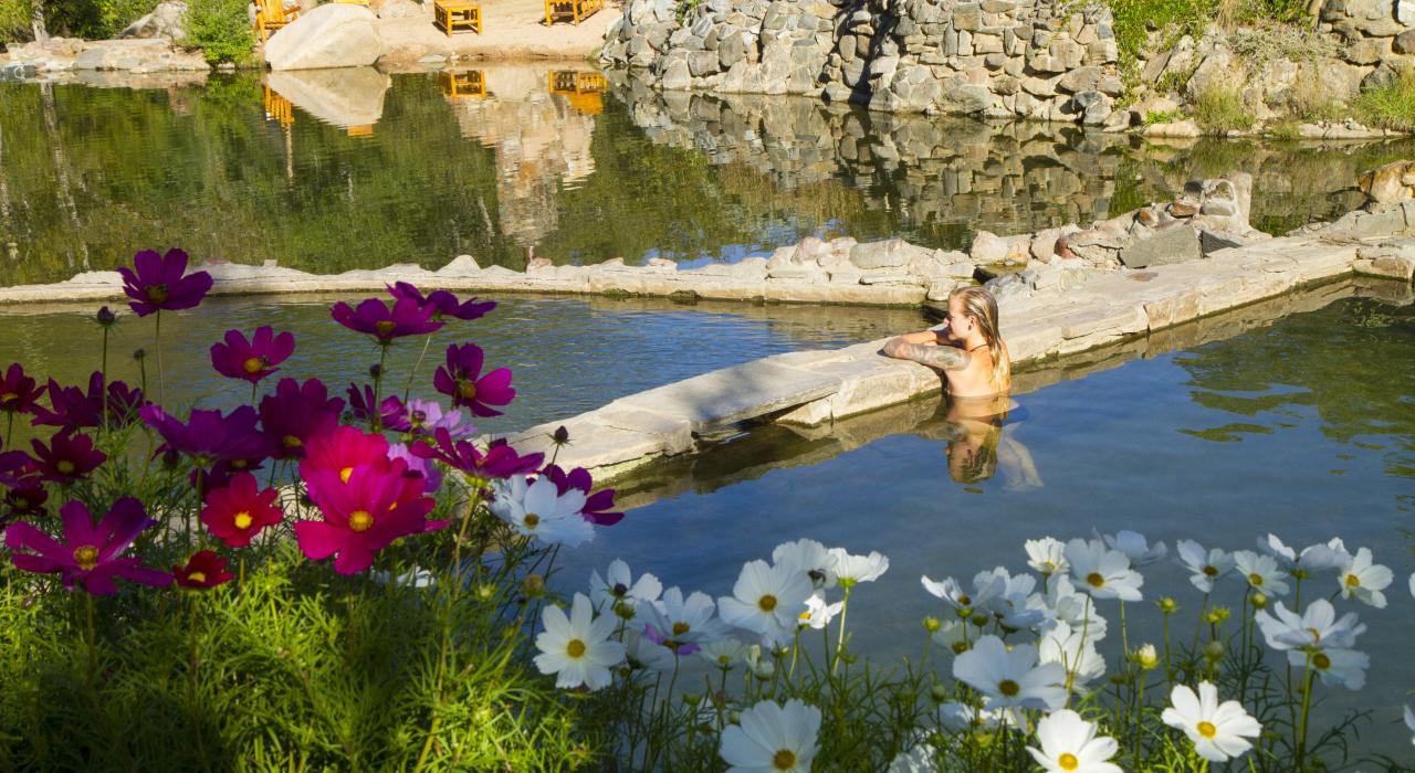 在草莓温泉的天然温泉水中洗去一身疲惫