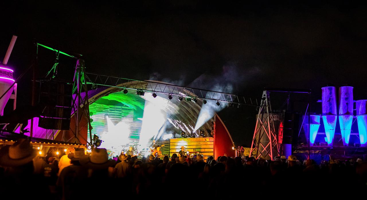 参加 Starlight Ranch Event Center 活动中心音乐会