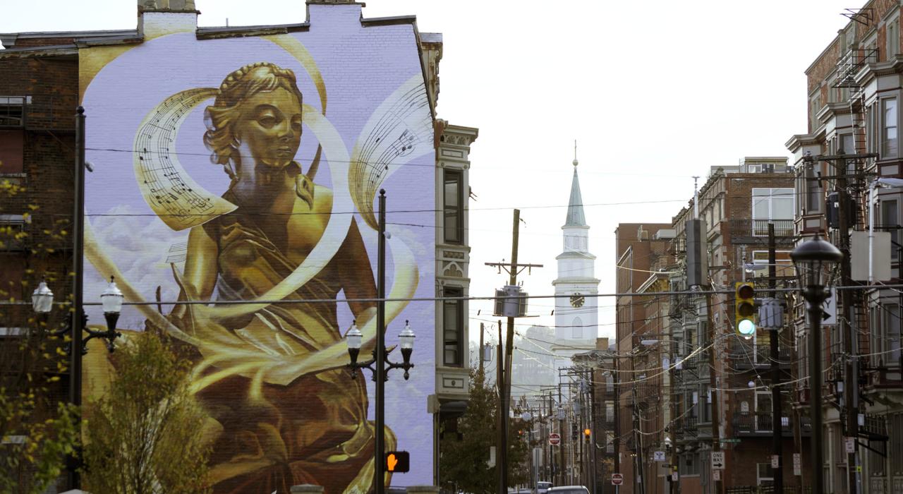 全城中无数色彩缤纷的壁画之一