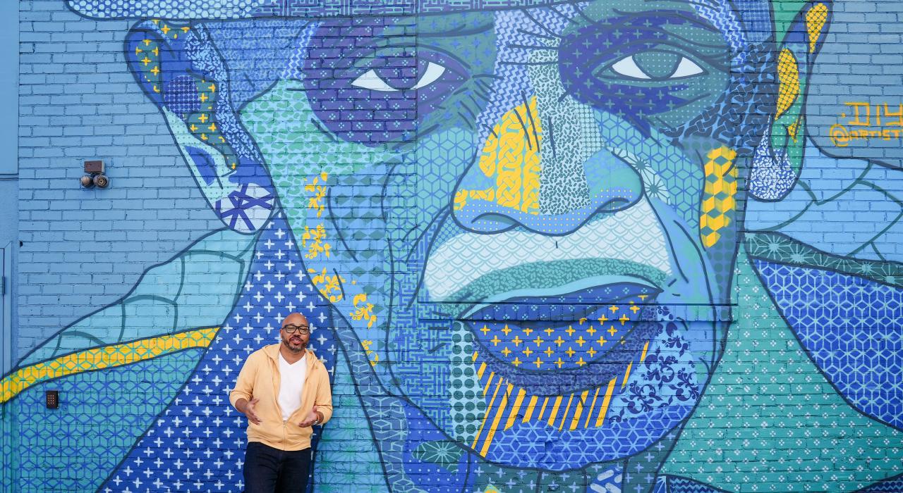 观赏德克萨斯州达拉斯迪普埃伦区忧伤小路上的彩色壁画