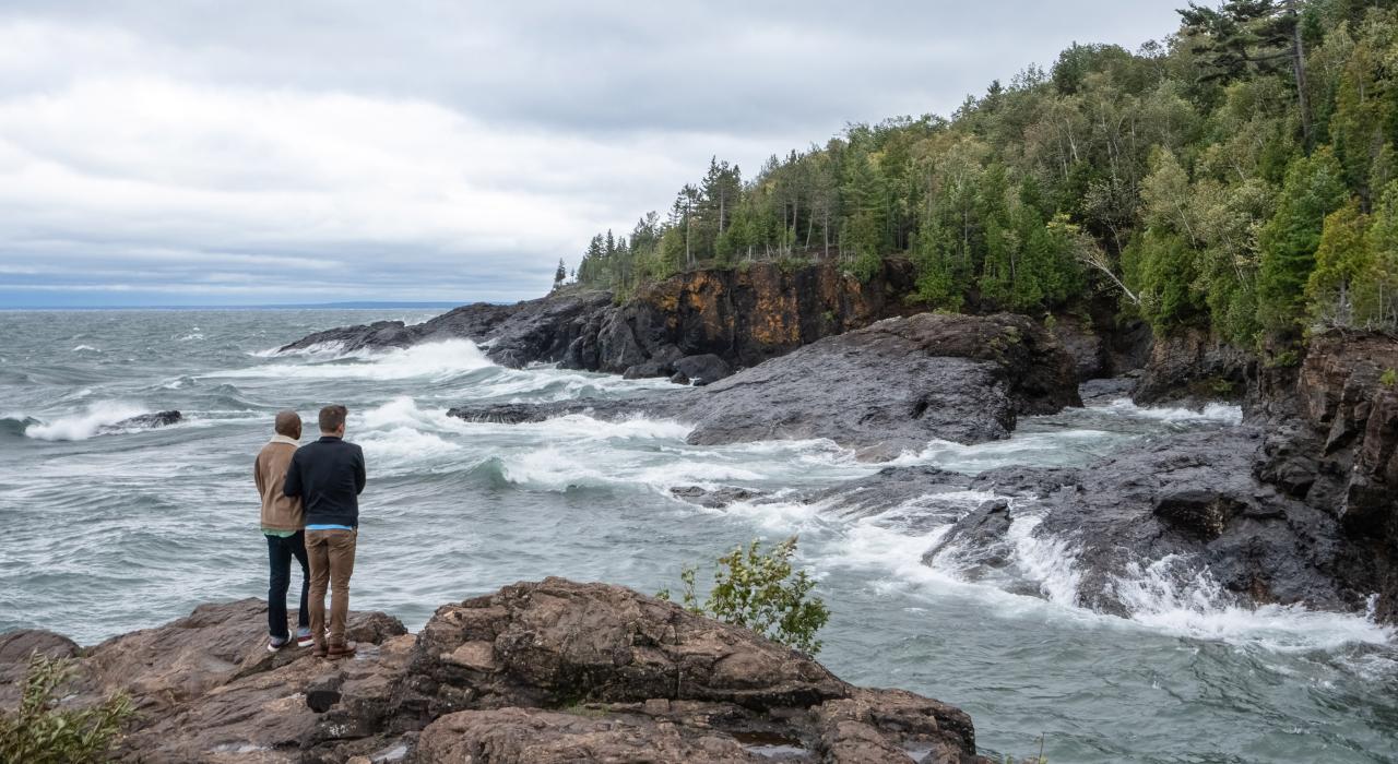 看着苏必利尔湖翻卷的浪花涌入派斯克小岛公园