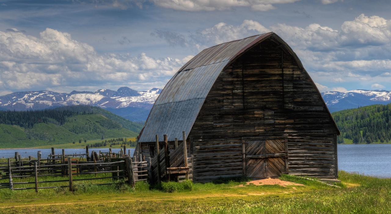历史悠久的哈恩峰上的质朴建筑