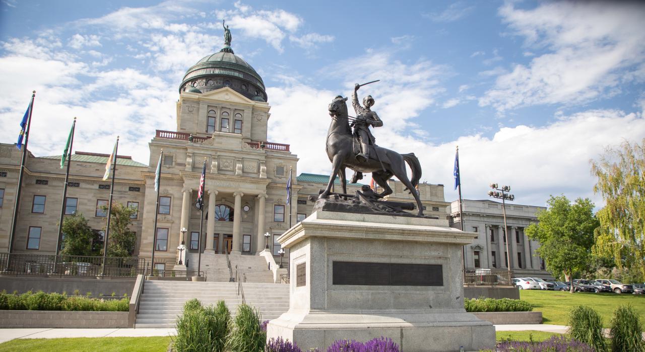 蒙大拿州议会大厦旧址外的雕塑和花园