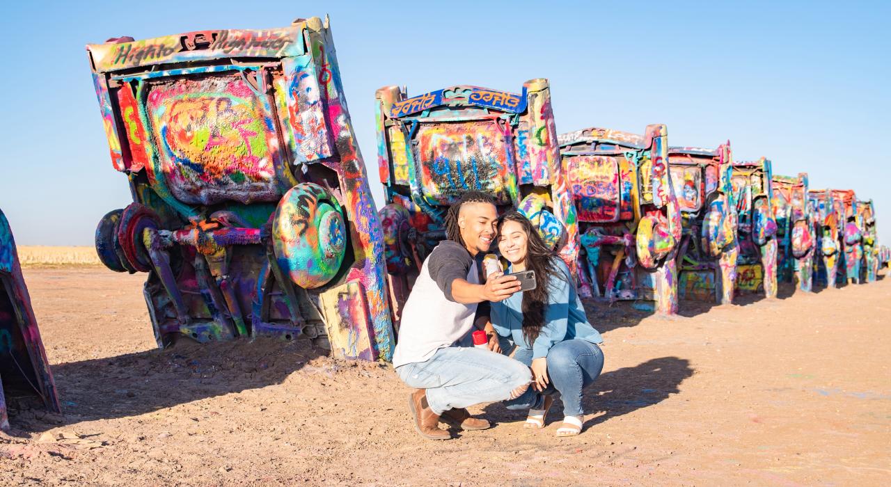 凯迪拉克农场的彩色汽车