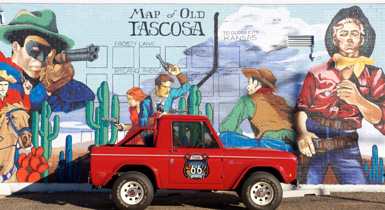 66 号公路沿线的古董车和街头艺术