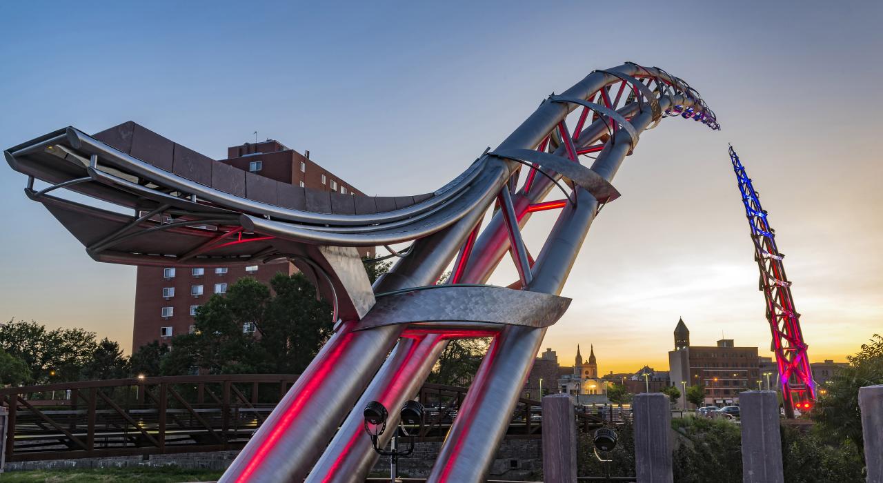 南达科他州艺术家 Dale Claude Lamphere 创作的魅力 Arc of Dreams 拱桥